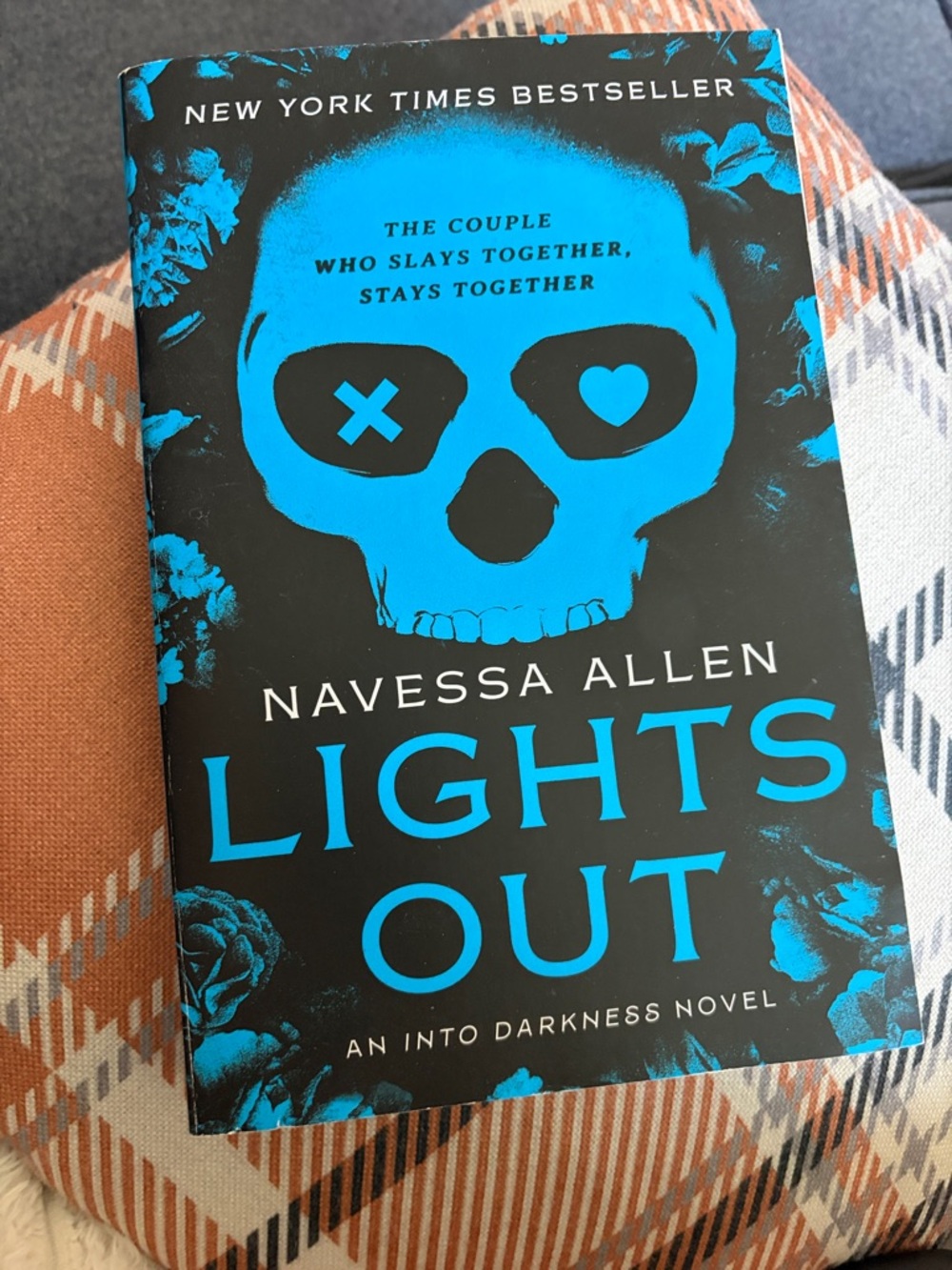 💕3/25💕Navessa Allen "Lights Out"